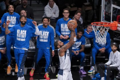Kyrie Irving de los Dallas Mavericks salta para encestar frente a los Brooklyn Nets durante un juego de la NBA en el Barclays Center, hoy en Brooklyn, Nueva York (EE.UU.). EFE/Angel Colmenares