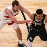 Victor Wembanyama (d) Toronto Raptors disputan un balón con Jakob Poeltl de San Antonio Spurs hoy, durante un partido de la NBA entre Toronto Raptors y los San Antonio Spurs, en el Scotiabank Arena, en Toronto (Canadá). EFE/ Julio César Rivas