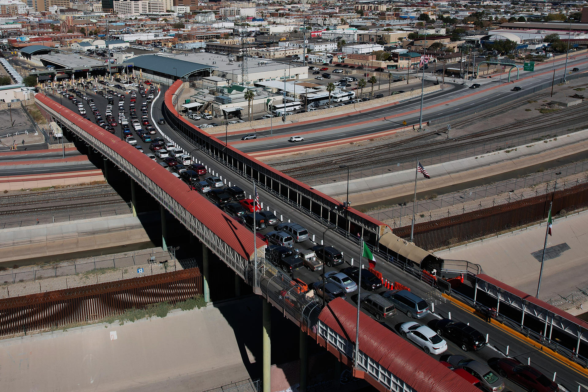 Vehículos cruzan hacia Estados Unidos por el Puente Internacional Paso del Norte, el 5 de febrero de 2024, en Ciudad Juárez (México).  EFE/Luis Torres
