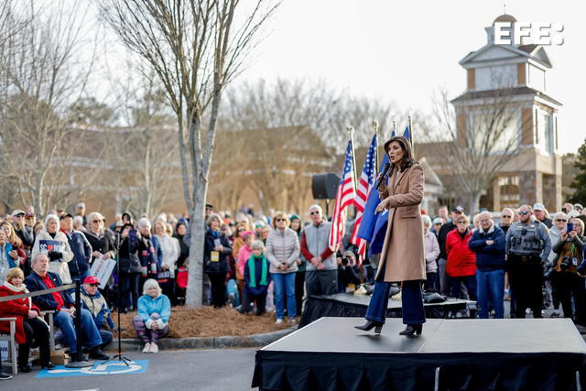 La precandidata republicana a la presidencia de Estados Unidos, Nikki Haley (c-d), fue registrada este domingo, 18 de febrero, durante un acto de campaña, en Fort Mill (Carolina del Sur, EE.UU.). EFE/rij S. Lesser
