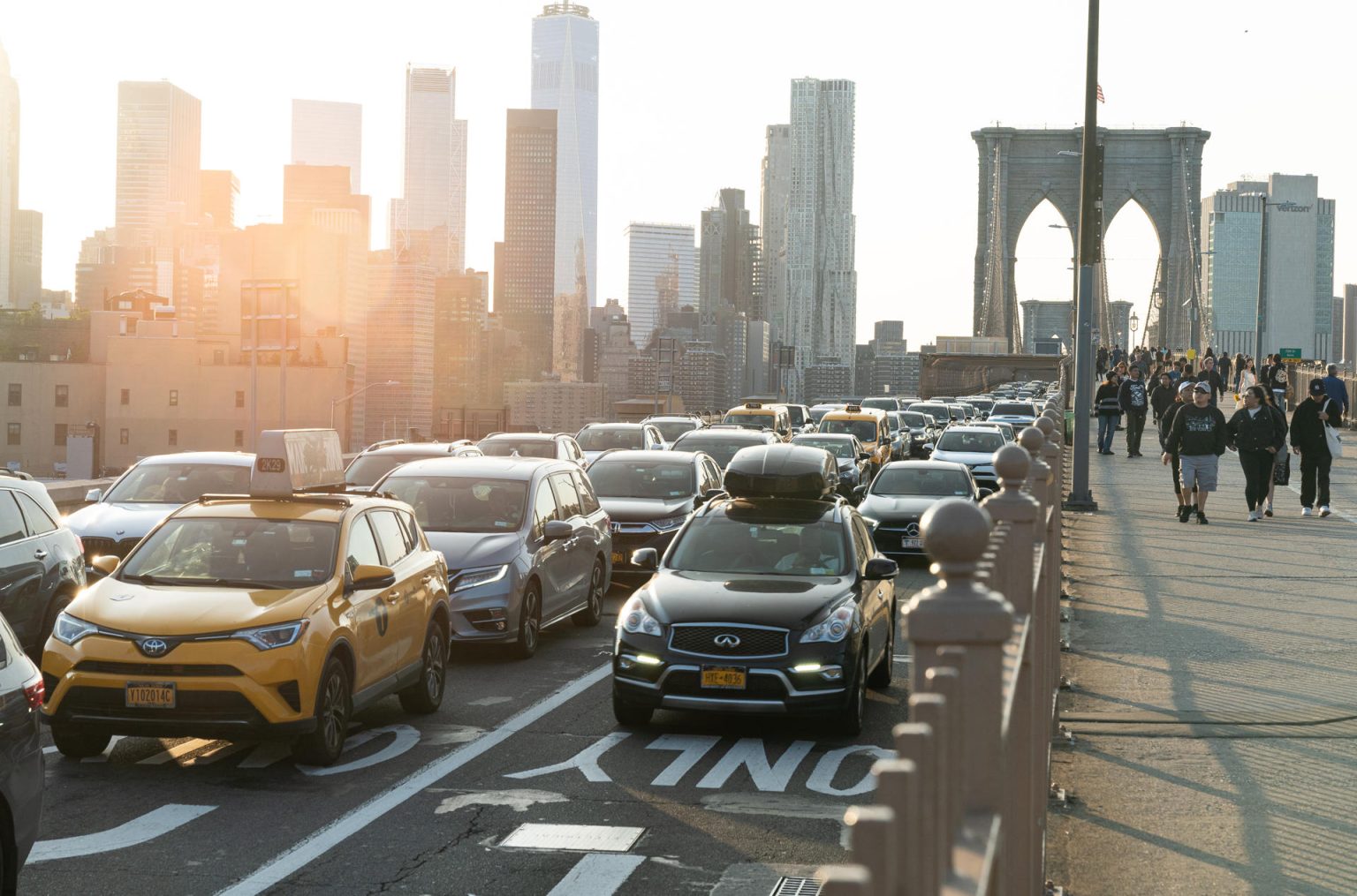 Decenas de autos y peatones cruzan el icónico puente de Brooklyn, que une los distritos de Manhattan y Brooklyn en la ciudad de Nueva York (EEUU). EFE/Ángel Colmenares