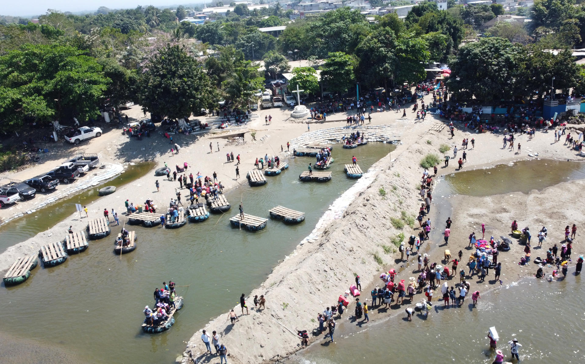 Fotografía aérea que muestra cientos de guatemaltecos mientras cruzan el río Suchiate este viernes, en ciudad Hidalgo en el estado de Chiapas (México). EFE/Juan Manuel Blanco
