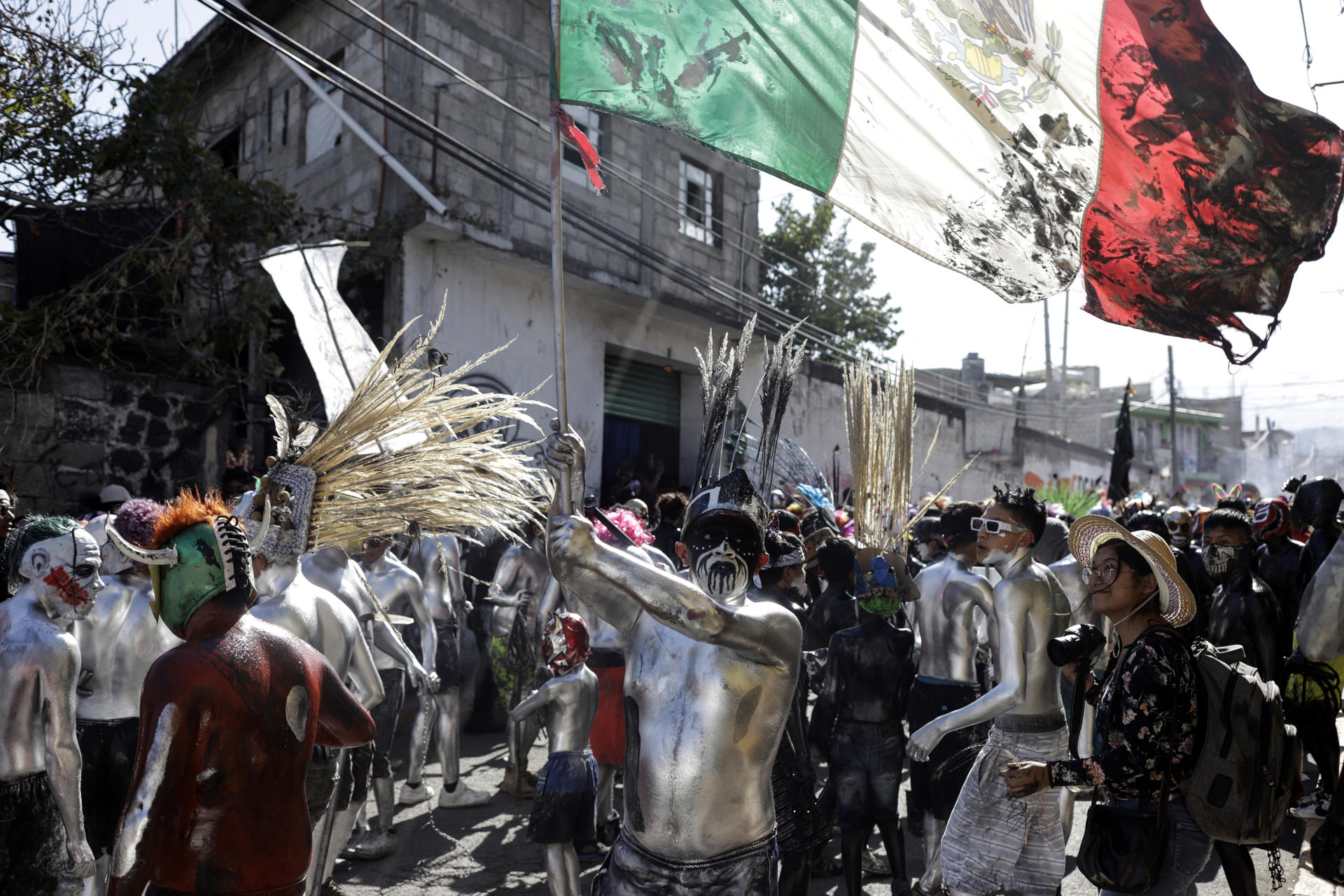 Jóvenes participan en el cierre del Carnaval de Xinacates este martes, por calles de la localidad de San Nicolás de los Ranchos, Puebla (México). EFE/Hilda Ríos
