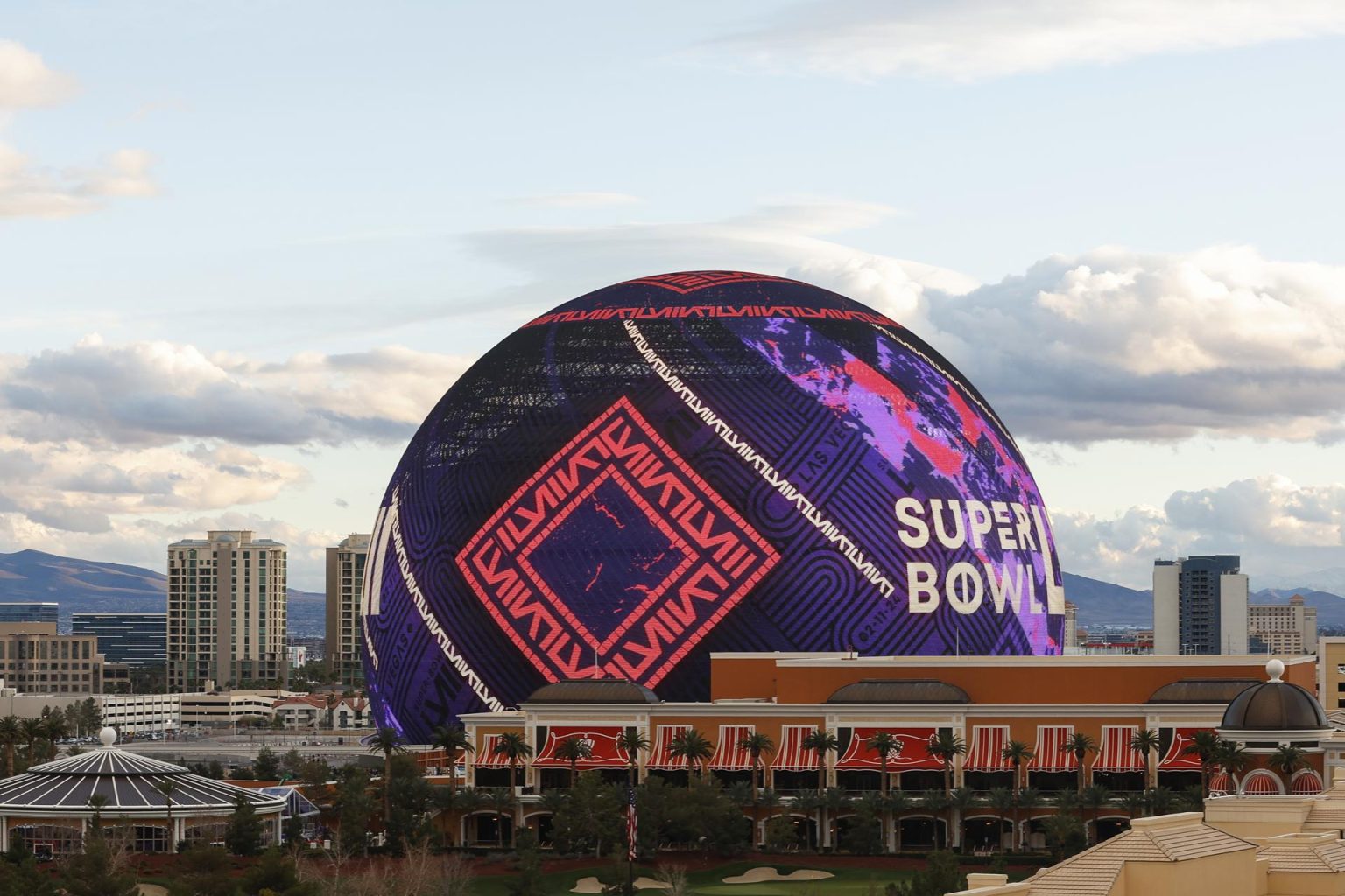 Fotografía de la Esfera de Las Vegas con el logotipo del Super Bowl LVIII, el 7 de febrero de 2024, en Las Vegas, Nevada (Estados Unidos). EFE/ Caroline Brehman