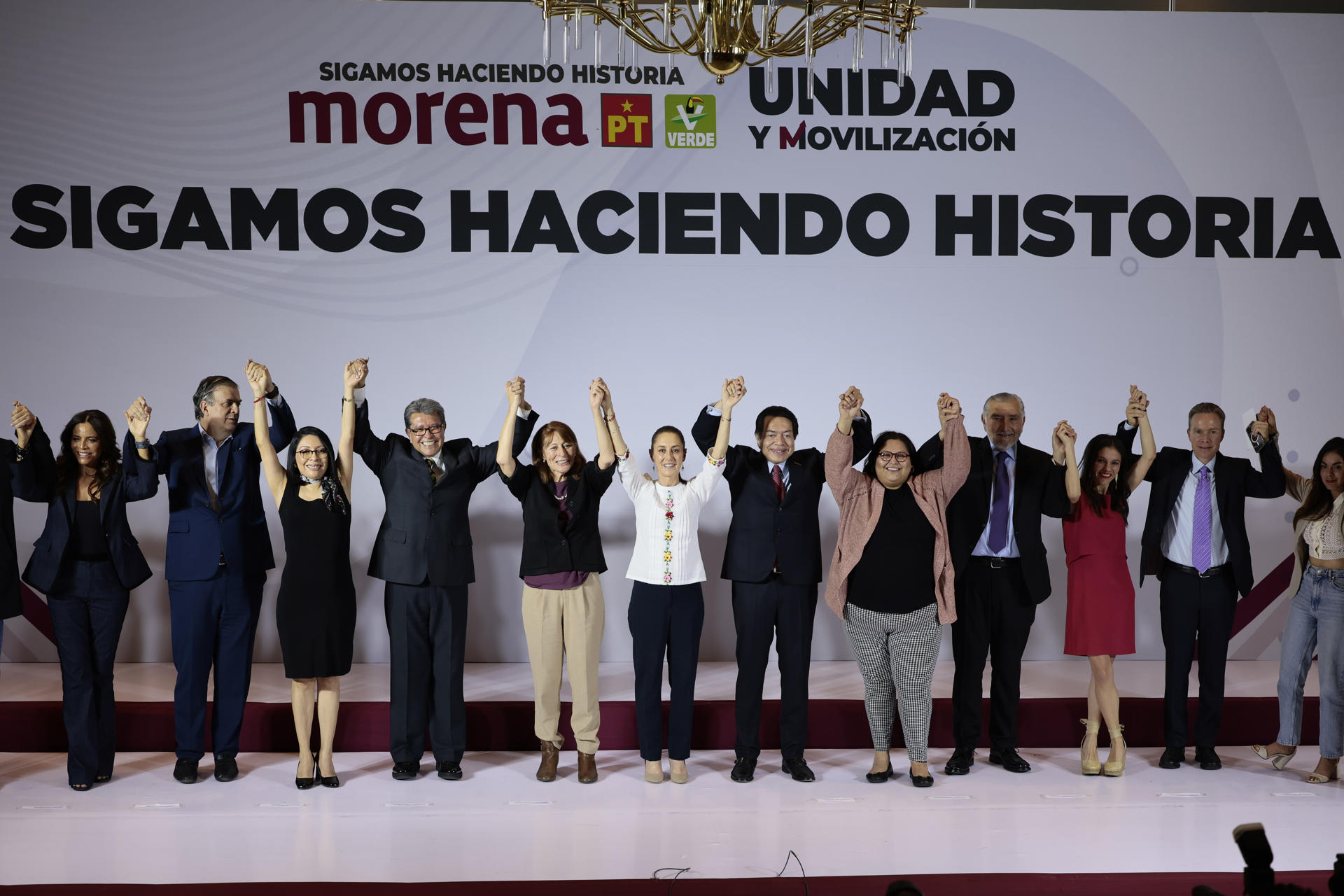 La candidata presidencial de la coalición Sigamos Haciendo Historia, Claudia Sheinbaum (c), participa este jueves durante la presentación de su equipo de campaña en un acto celebrado en Ciudad de México (México). EFE/José Méndez
