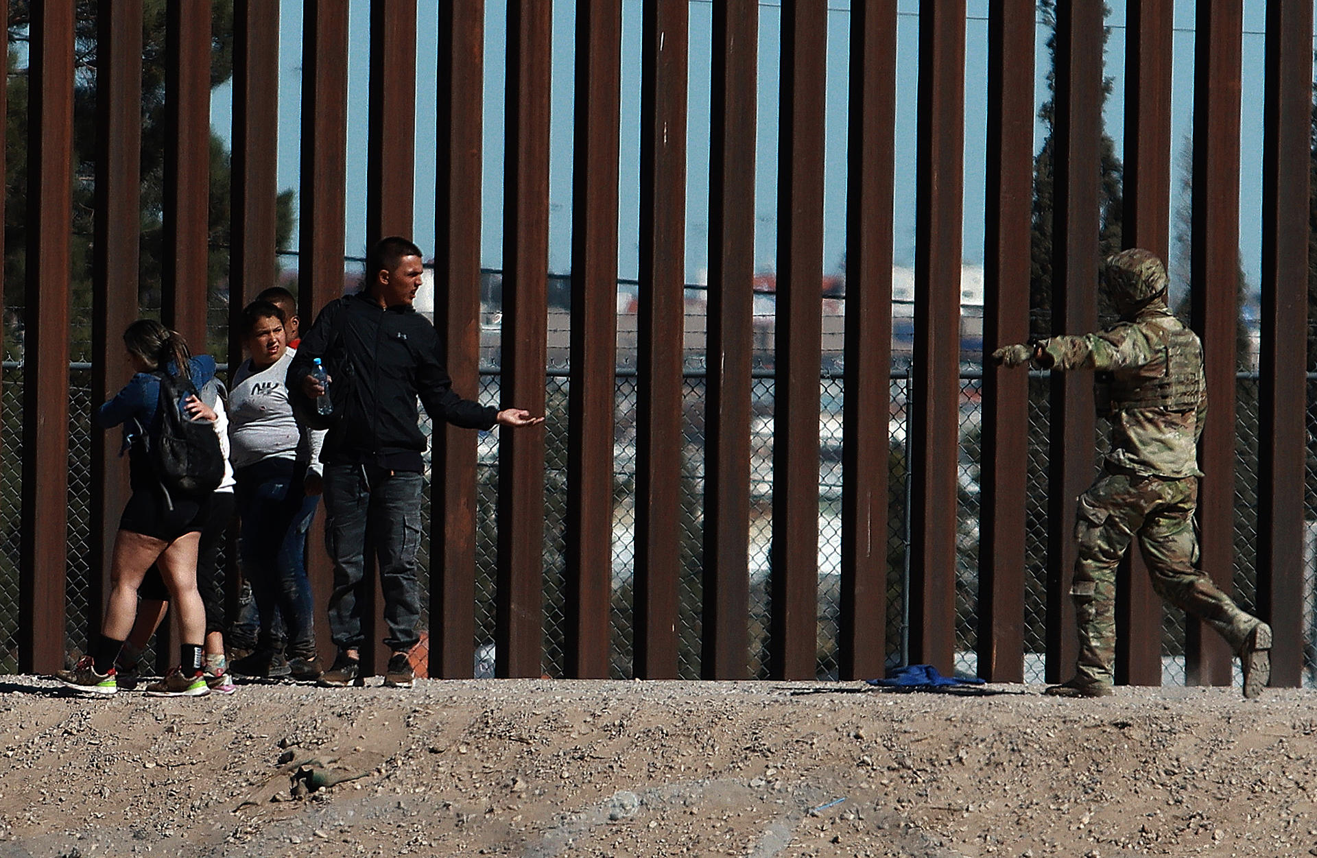 Integrantes de la Guardia Nacional de Estados Unidos impide el avance de migrantes que intentan cruzar la frontera con México este domingo, en Ciudad Juárez, estado de Chihuahua (México). EFE/Luis Torres
