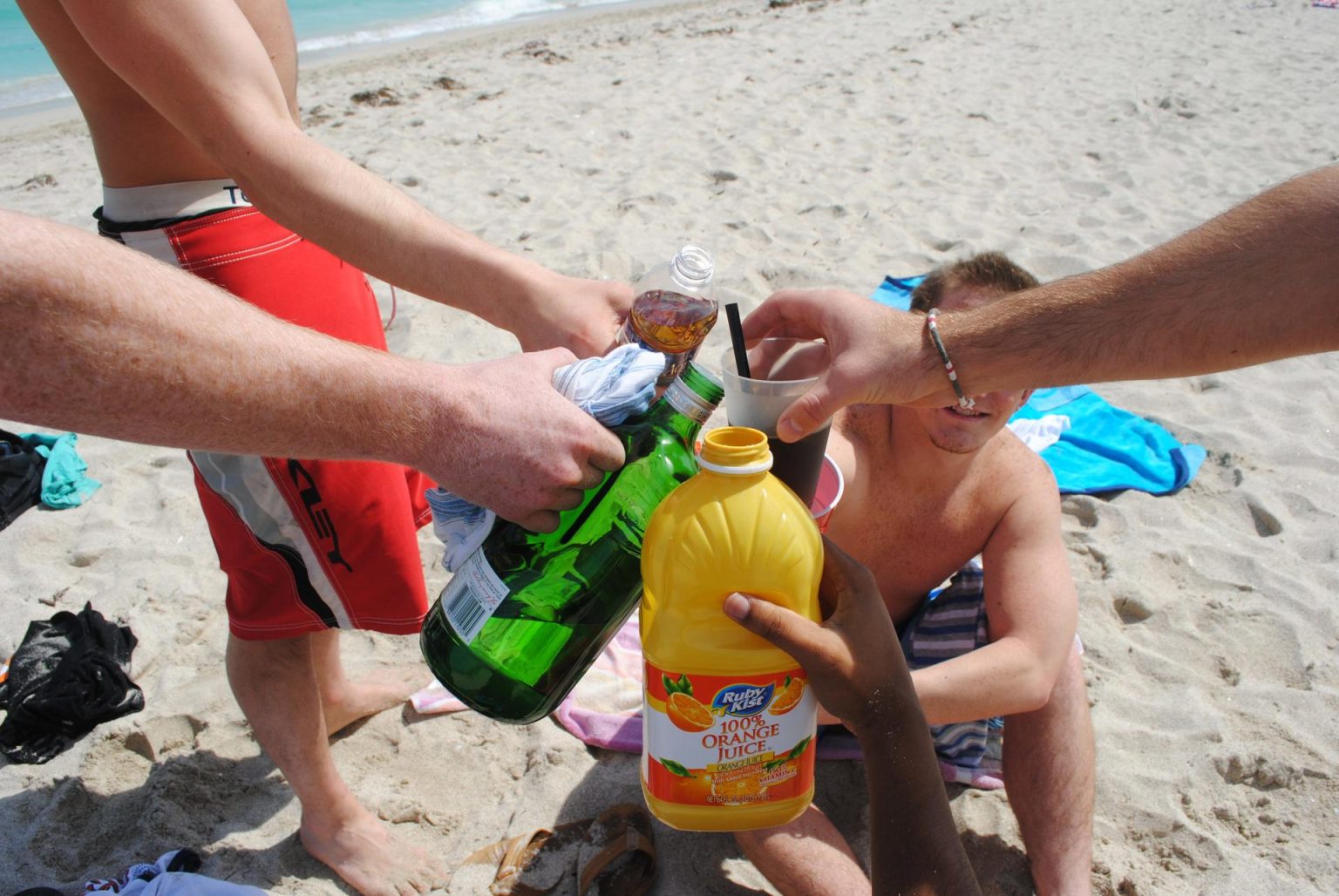 Turistas brindan con bebidas alcohólicas en la playa de Miami Beach, Florida (EE.UU.). Imagen de archivo. EFE/Antoni Belchi