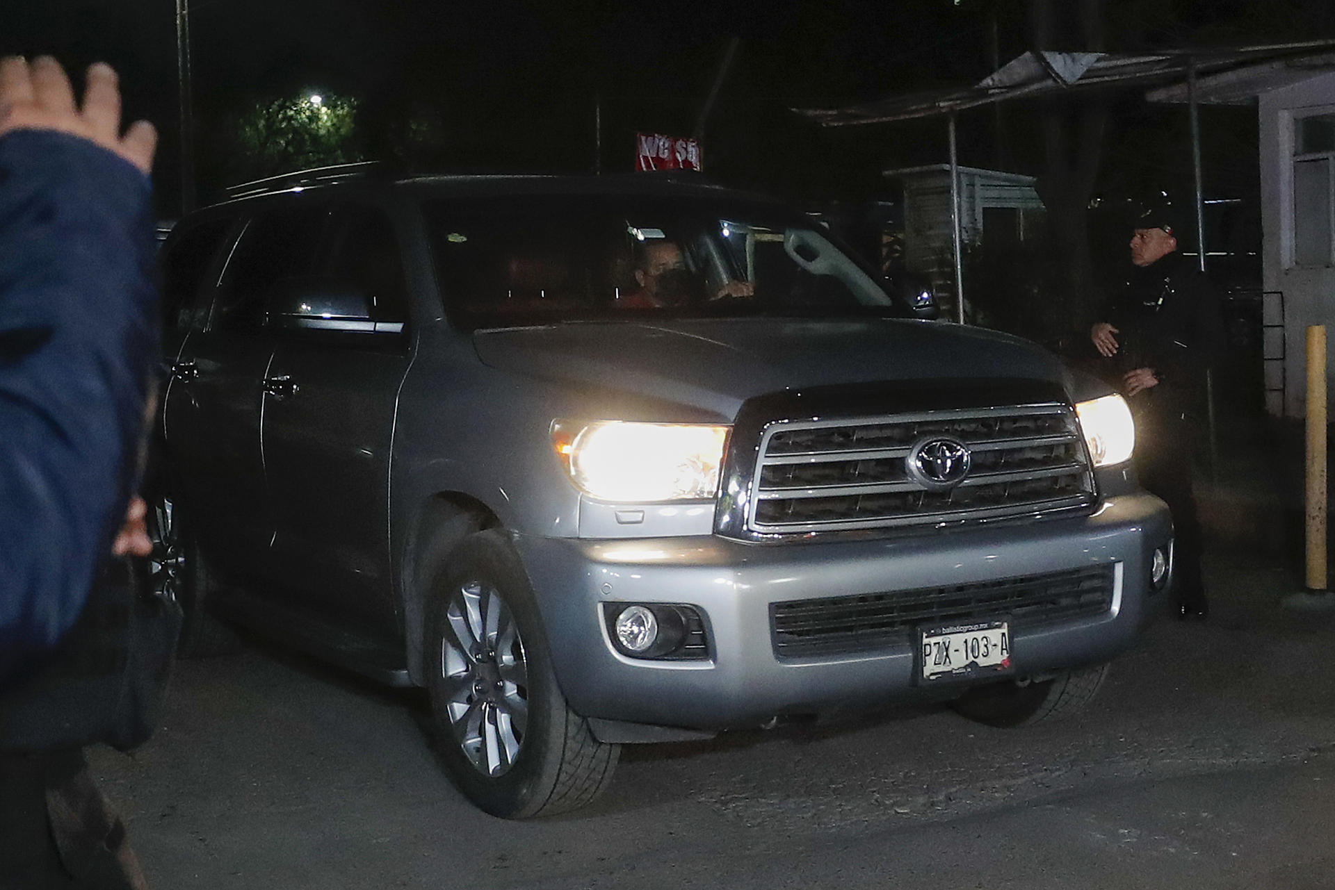 Fotografía de la camioneta en la que presuntamente salió el ex director de Petróleos Mexicanos (PEMEX), Emilio Lozoya, del Reclusorio Norte este martes en la Ciudad de México. (México). EFE/Isaac Esquivel
