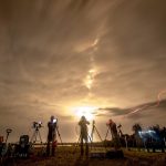 Medios de comunicación trabajan mientras la nave espacial PACE de la NASA a bordo de un cohete SpaceX Falcon 9 despega desde el Complejo de Lanzamiento Espacial en Cabo Cañaveral en Florida, Estados Unidos, este jueves. EFE/CRISTÓBAL HERRERA