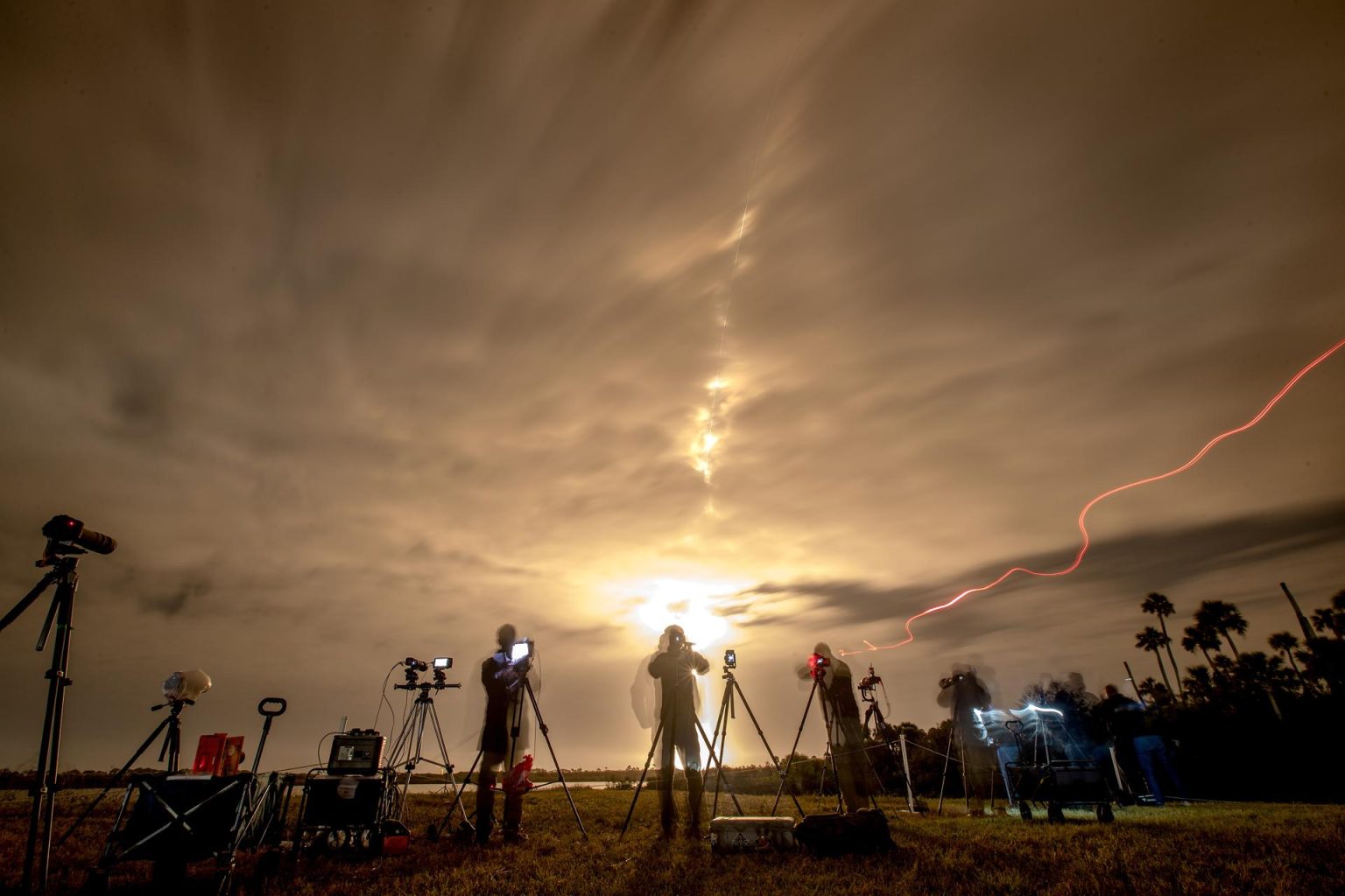 Medios de comunicación trabajan mientras la nave espacial PACE de la NASA a bordo de un cohete SpaceX Falcon 9 despega desde el Complejo de Lanzamiento Espacial en Cabo Cañaveral en Florida, Estados Unidos, este jueves. EFE/CRISTÓBAL HERRERA