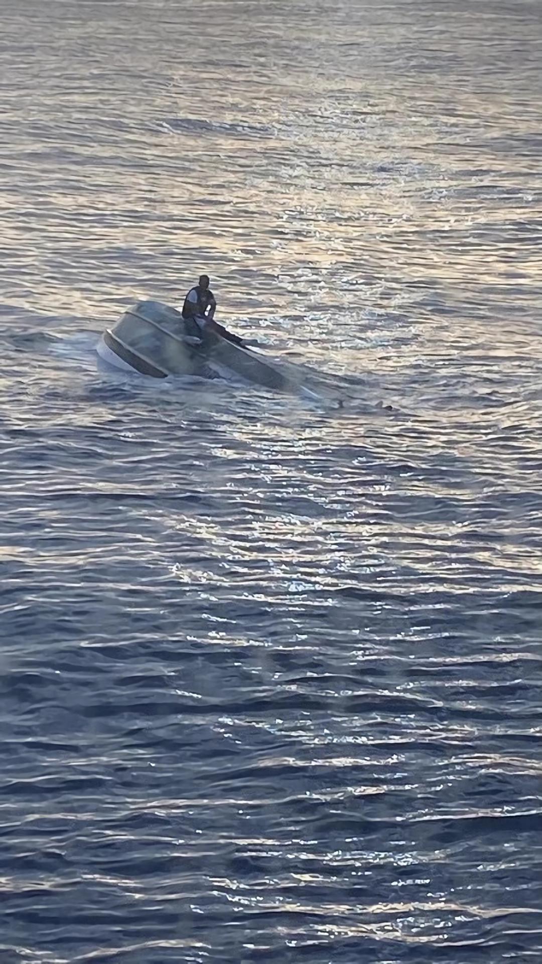 Fotografía divulgada por el distrito Sureste de la Guardia Costera de Estados Unidos donde se muestra a un hombre que se encontraba aferrado a una barca que se había volcado al este de Fort Pierce, Florida (EE. UU). EFE/USCG Southeast  /SOLO USO EDITORIAL /NO VENTAS /SOLO DISPONIBLE PARA ILUSTRAR LA NOTICIA QUE ACOMPAÑA /CRÉDITO OBLIGATORIO
