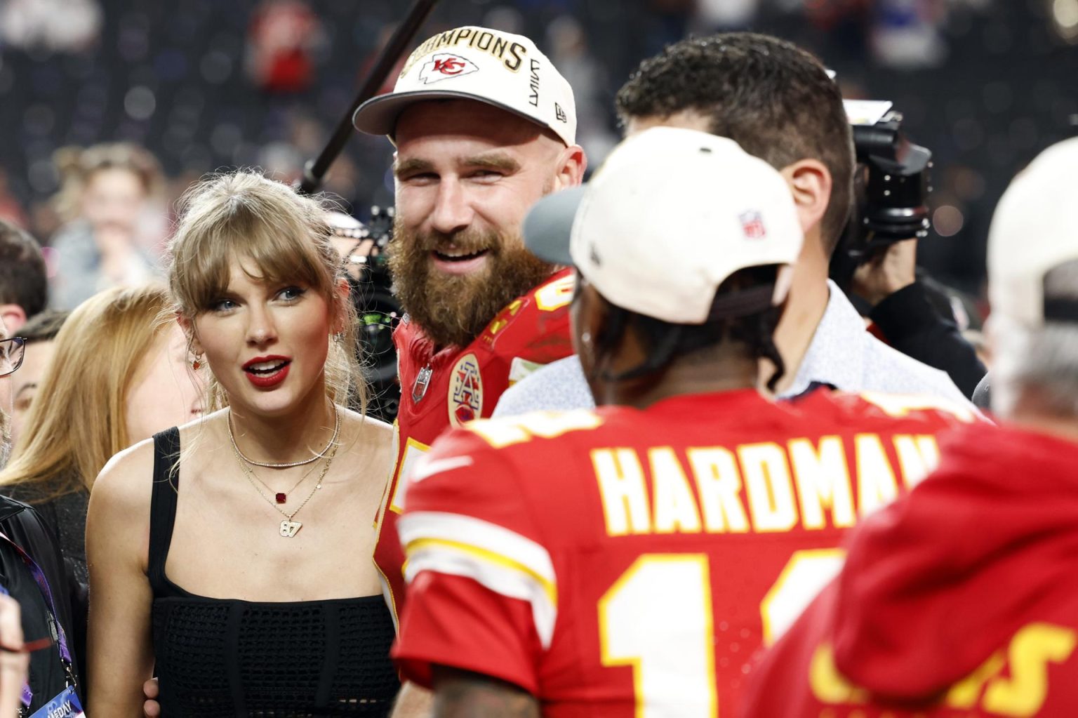 La cantante Taylor Swift (i) y Travis Kelce (d) de los Kansas City Chiefs celebran tras ganar el Super Bowl en el Allegiant Stadium, en Las Vegas, Nevada (EE.UU.), este 11 de febrero de 2024. EFE/EPA/Caroline Brehman
