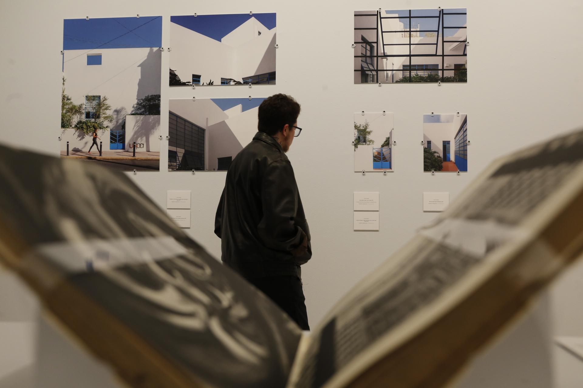 Visitantes observan la muestra “Arquitectos y Muralistas. Casas estudio del siglo 20 en México”, el 8 de febrero de 2024, exhibida en el Museo de las Artes (MUSA), de la ciudad de Guadalajara en Jalisco (México). EFE/ Francisco Guasco
