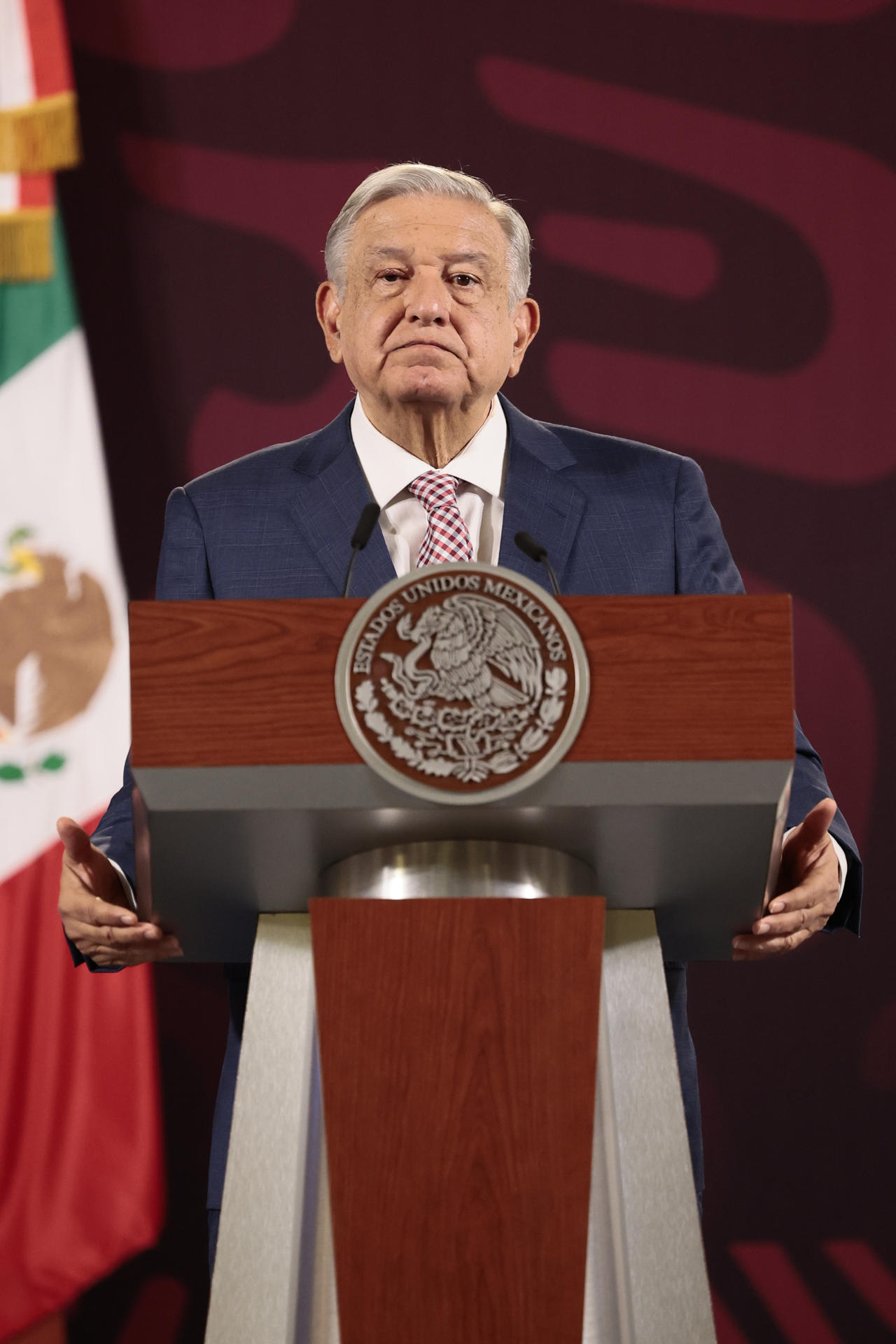 El presidente de México, Andrés Manuel López Obrador, habla durante su conferencia de prensa matutina este viernes, en el Palacio Nacional de la Ciudad de México (México). EFE/ José Méndez
