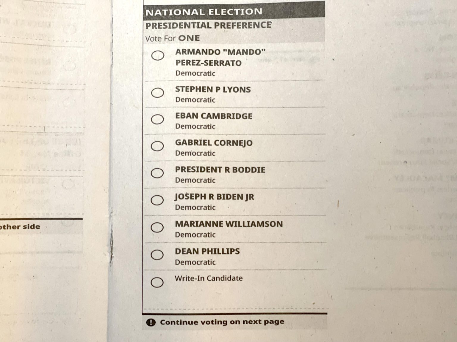 Detalle de la boleta electoral de las primarias demócratas en California, donde aparecen los nombres de los aspirantes latinos Gabriel Cornejo y Armando 'Mando' Pérez Serrato. EFE/Ana Milena Varón