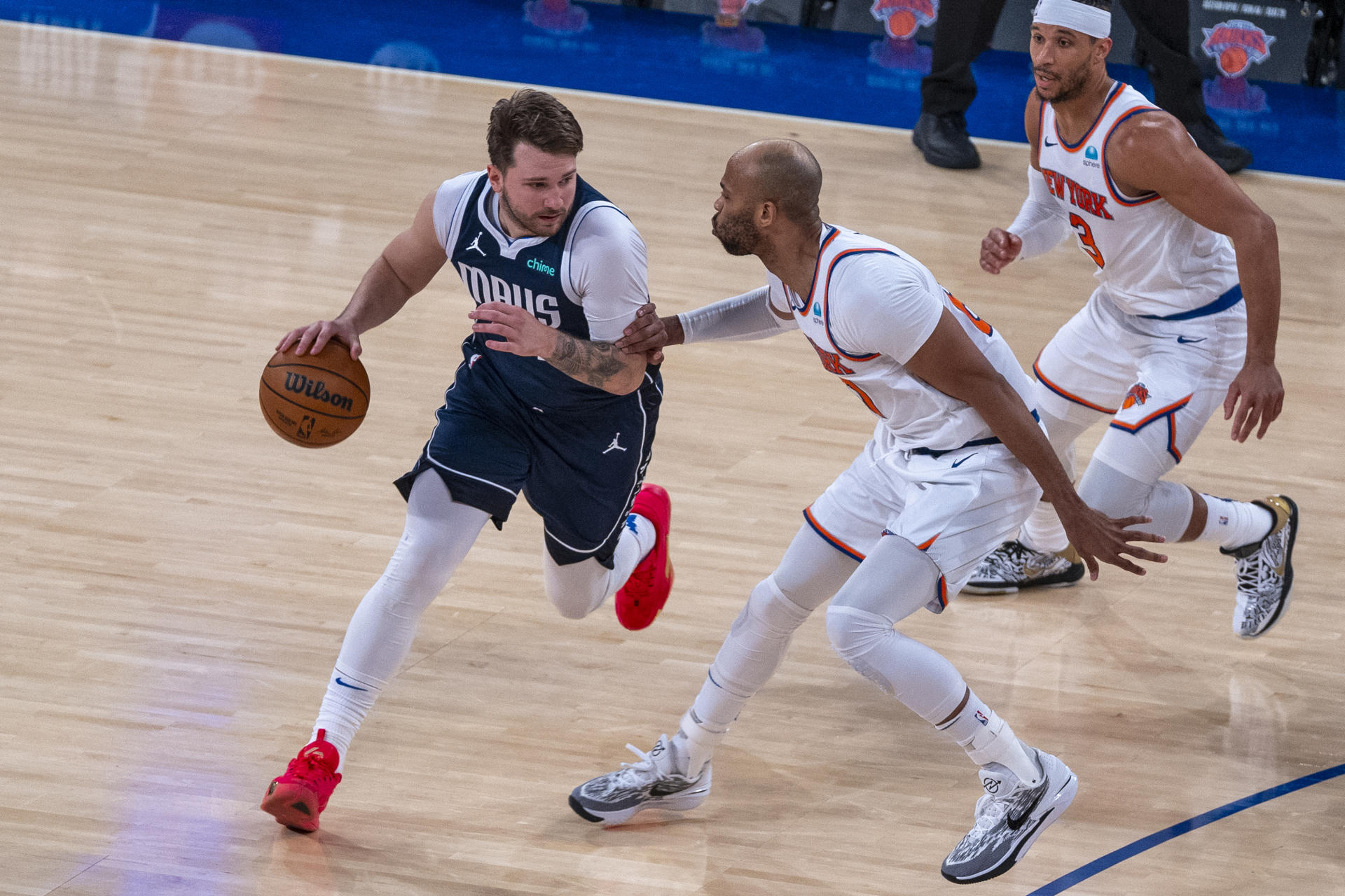 Luka Doncic (i) protege el balón de Taj Gibson durante un juego de la NBA entre New York Knicks y Dallas Mavericks en el Madison Square Garden de Manhattan New York (EE.UU.). EFE/Ángel Colmenares
