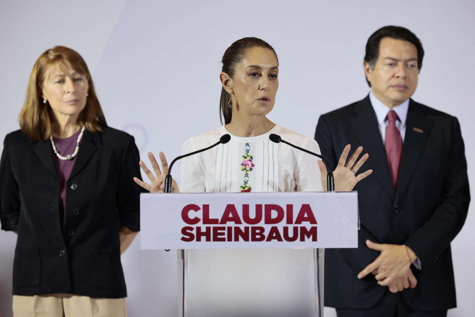 La candidata presidencial de la coalición Sigamos Haciendo Historia, Claudia Sheinbaum, participa este jueves durante la presentación de su equipo de campaña en un acto celebrado en Ciudad de México (México). EFE/José Méndez