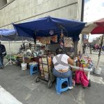 Vendedores ambulantes ofrecen sus productos en una calle de la Ciudad de México (México). Imagen de archivo. EFE/Isaac Esquivel