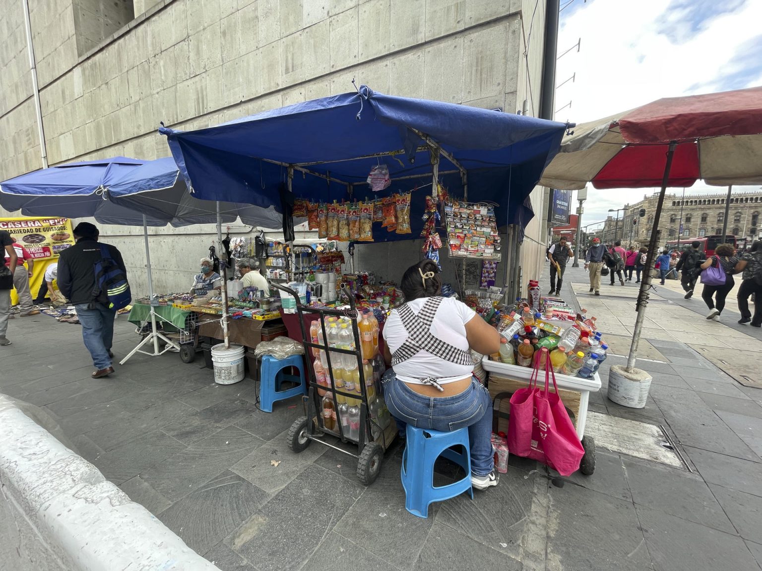 Vendedores ambulantes ofrecen sus productos en una calle de la Ciudad de México (México). Imagen de archivo. EFE/Isaac Esquivel