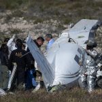 Fotografía de archivo de personal forense y de rescate que labora en la zona donde se estrelló una avioneta. EFE/ Miguel Sierra