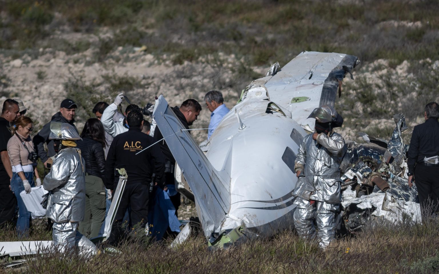 Fotografía de archivo de personal forense y de rescate que labora en la zona donde se estrelló una avioneta. EFE/ Miguel Sierra