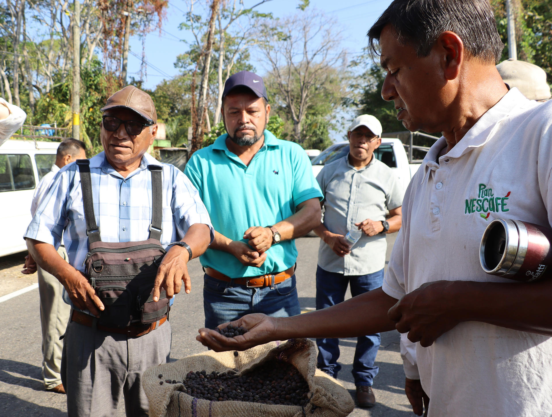 Cafetaleros bloquean una vía durante una manifestación este jueves en Tapachula, estado de Chiapas (México). EFE/ Juan Manuel Blanco
