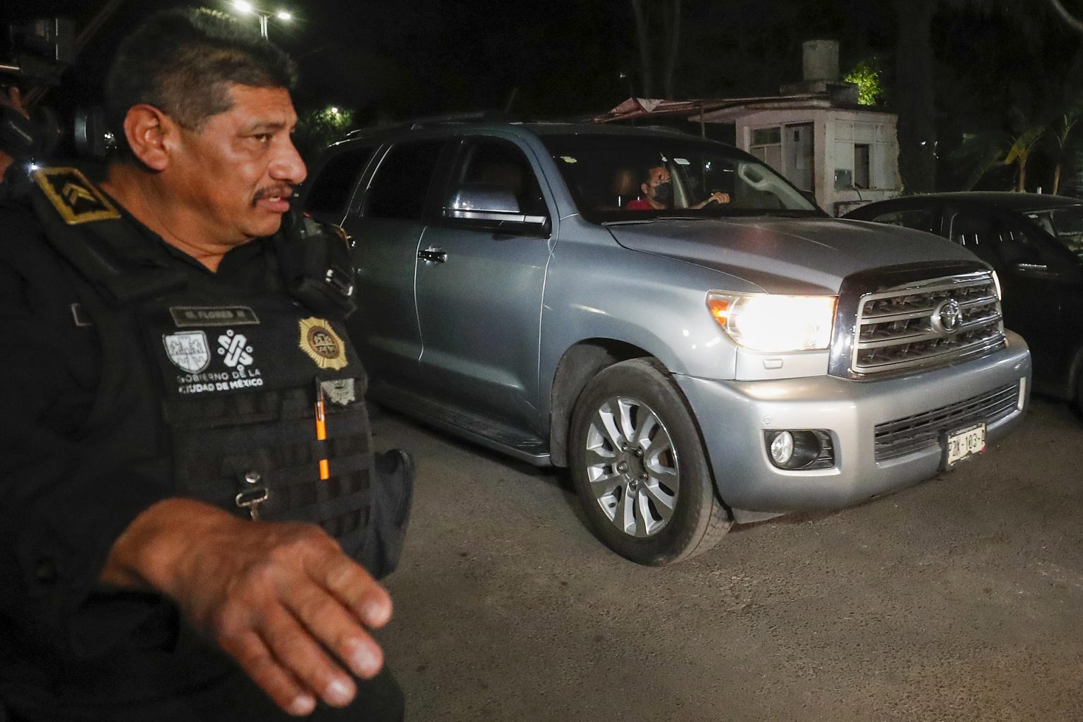 Fotografía de la camioneta en la que presuntamente salió el ex director de Petróleos Mexicanos (PEMEX), Emilio Lozoya, del Reclusorio Norte este martes en la Ciudad de México. (México). EFE/Isaac Esquivel