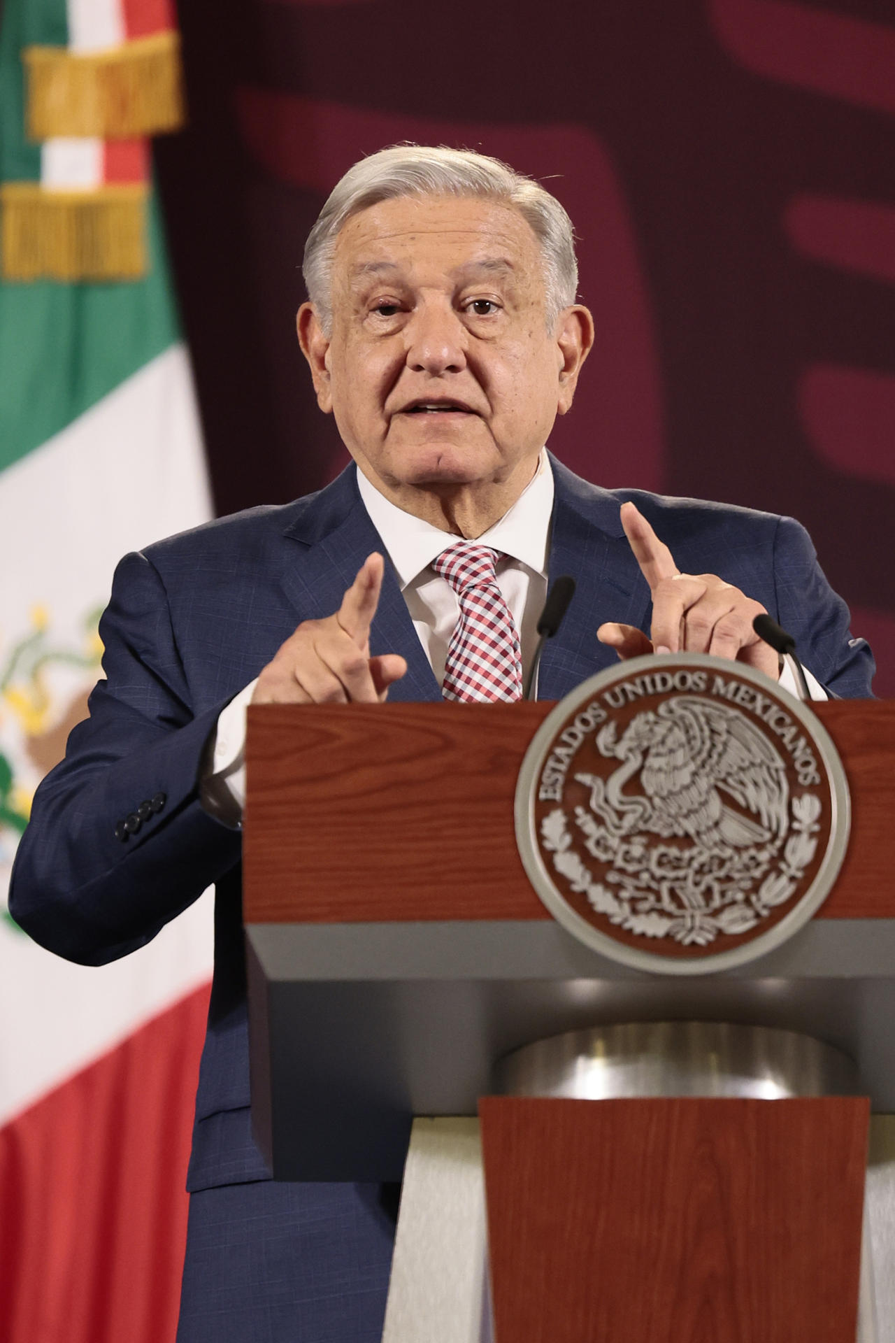 El presidente de México, Andrés Manuel López Obrador, habla durante su conferencia de prensa matutina este viernes, en el Palacio Nacional de la Ciudad de México (México). EFE/ José Méndez
