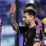 El atacante estrella del club estadounidense de fútbol Inter Miami, el argentino Lionel Messi (c), fue registrado este domingo, 25 de febrero, al saludar al final de un partido de la MLS en que su equipo empató a domicilio 1-1 con el LA Galaxy, en el estado Health Sports Park, en Los Ángeles (California, EE.UU.). Messi anotó, en el alargue, el gol del empate. EFE/Allison Dinner