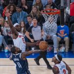 Kyrie Irving (abajo) jugador de Dallas Mavericks salta a canasta sobre la marca de Precious Achiuwa de los Knicks durante un juego de la NBA entre New York Knicks y Dallas Mavericks en el Madison Square Garden de Manhattan New York (EE.UU.). EFE/Ángel Colmenares