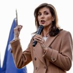 La precandidata republicana a la presidencia de Estados Unidos, Nikki Haley, fue registrada este domingo, 18 de febrero, durante un acto de campaña, en Fort Mill (Carolina del Sur, EE.UU.). EFE/rij S. Lesser