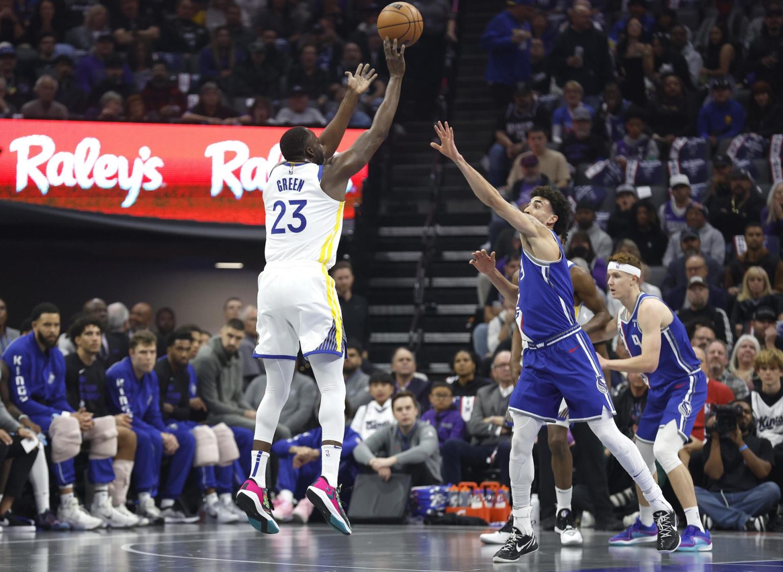 Imagen de archivo del jugador de Sacramento Kings Chris Duarte (d). EFE/EPA/JOHN G. MABANGLO