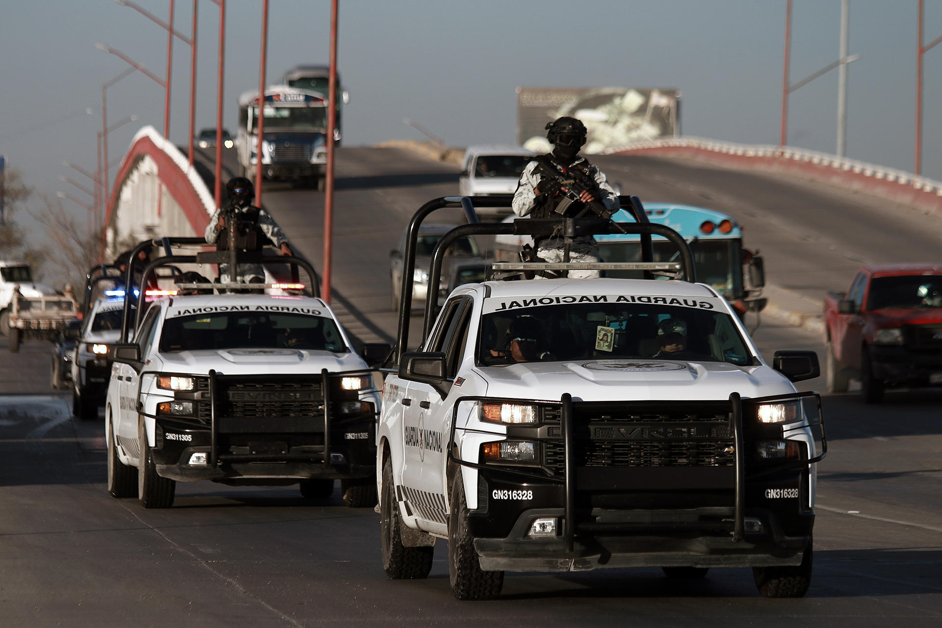 Personal de la Guardia Nacional (GN) realizan labores de vigilancia hoy, en Ciudad Juárez (México). EFE/Luis Torres
