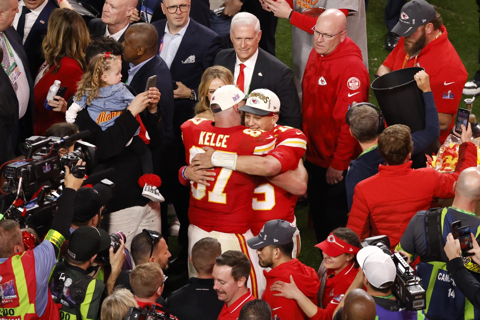Travis Kelce (c-i) de los Kansas City Chiefs abraza a su compañero Patrick Mahomes (c-d) tras vencer a los San Francisco 49ers en el Super Bowl en el Allegiant Stadium, en Las Vegas, Nevada (EE.UU.), este 11 de febrero de 2024. EFE/EPA/Caroline Brehman
