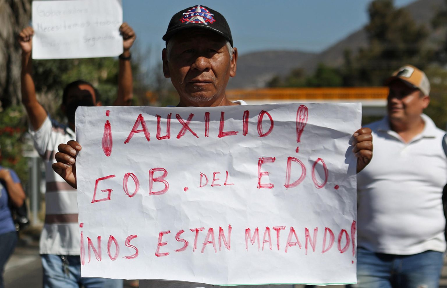 Choferes del transporte público protestan para exigir seguridad ante una nueva ola de violencia del crimen organizado, en la autopista México-Acapulco, en Guerrero (México). EFE/José Luis de la Cruz