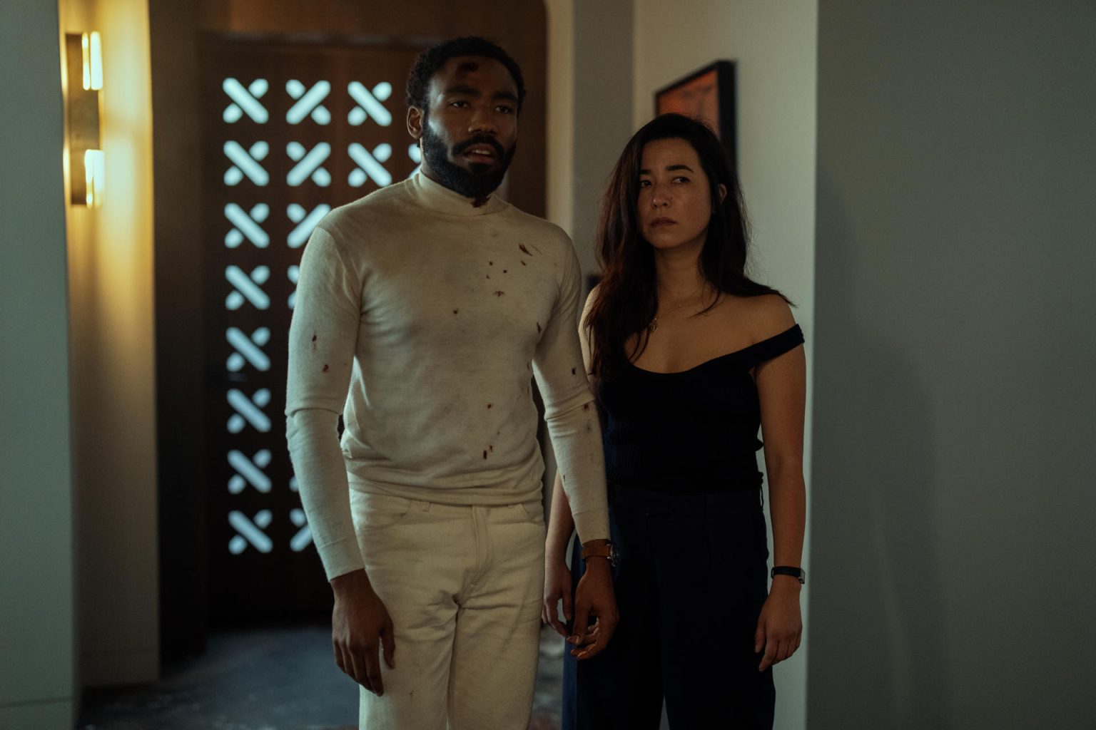 Fotograma cedido por Prime Video que muestra a Donald Glover y Maya Erskine, en una escena de 'Mr. & Mrs. Smith'. EFE/Prime Video/