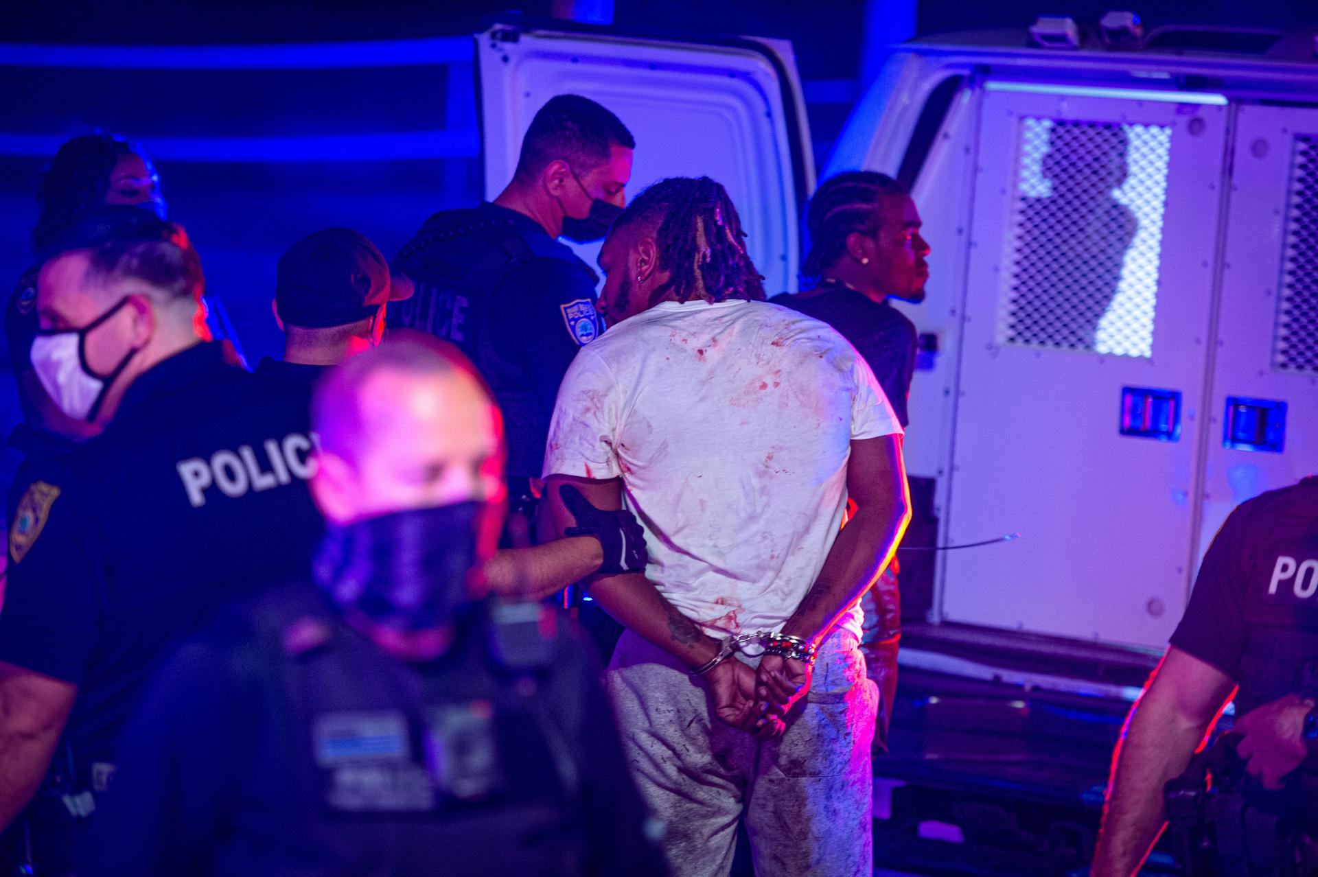 Fotografía de archivo donde aparecen agentes de policía arrestando jóvenes participantes en altercados ocurridos durante las celebraciones del Spring Break en la peatonal y turística avenida de Ocean Drive, el 18 de marzo de 2021, en Miami Beach, Florida (EE.UU.). EFE/Giorgio Viera
