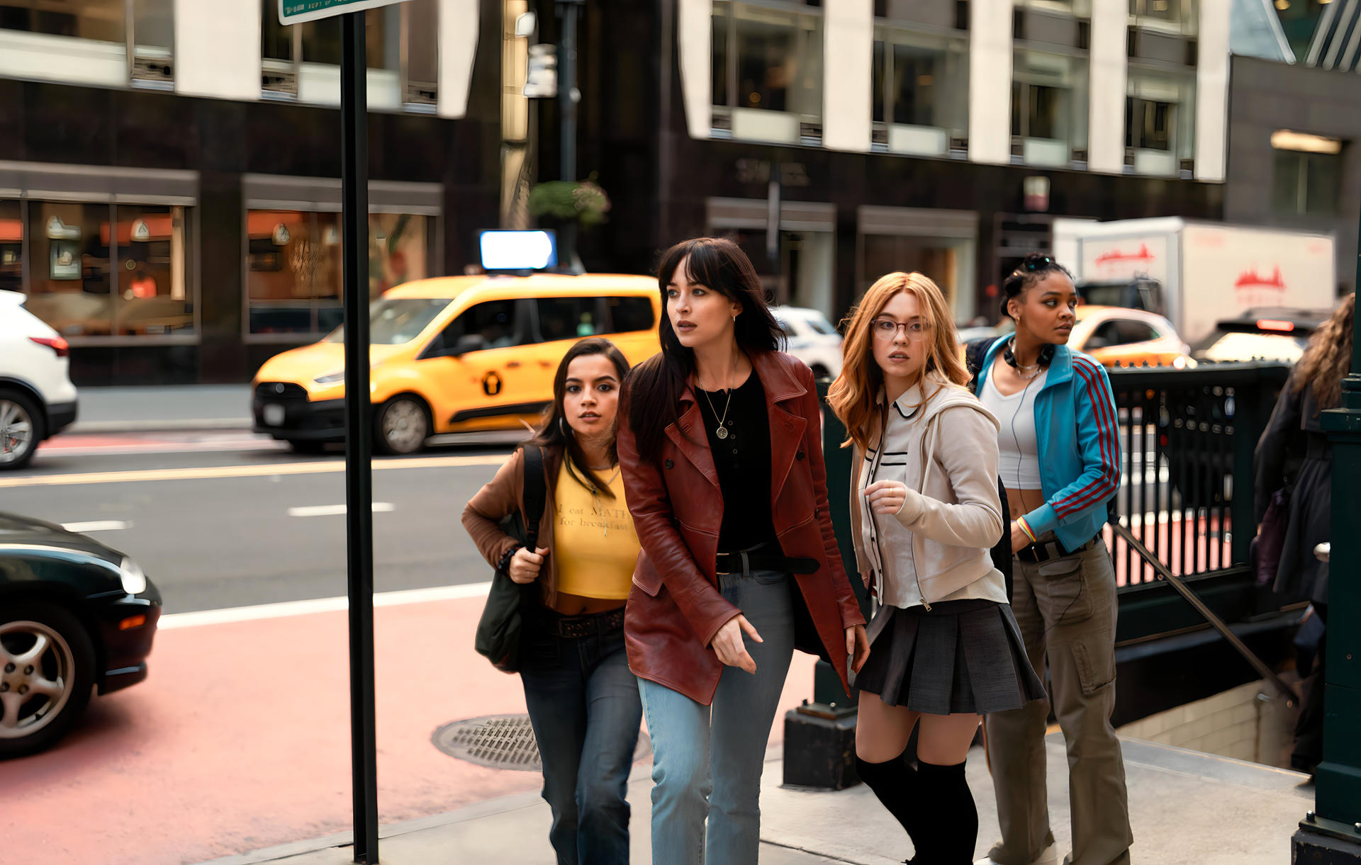 Fotograma cedido por Sony Pictures donde aparecen (de i a d) Isabela Merced como Anya Corazón, Dakota Johnson como Cassandra Webb, Sydney Sweeney como Julia Cornwall, y Celeste O'Connor como Mattie Franklin, durante una escena de la película 'Madame Web', del universo Spider-Man, que se estrenó el jueves pasado. EFE/Sony Pictures /SOLO USO EDITORIAL /NO VENTAS /SOLO DISPONIBLE PARA ILUSTRAR LA NOTICIA QUE ACOMPAÑA /CRÉDITO OBLIGATORIO
