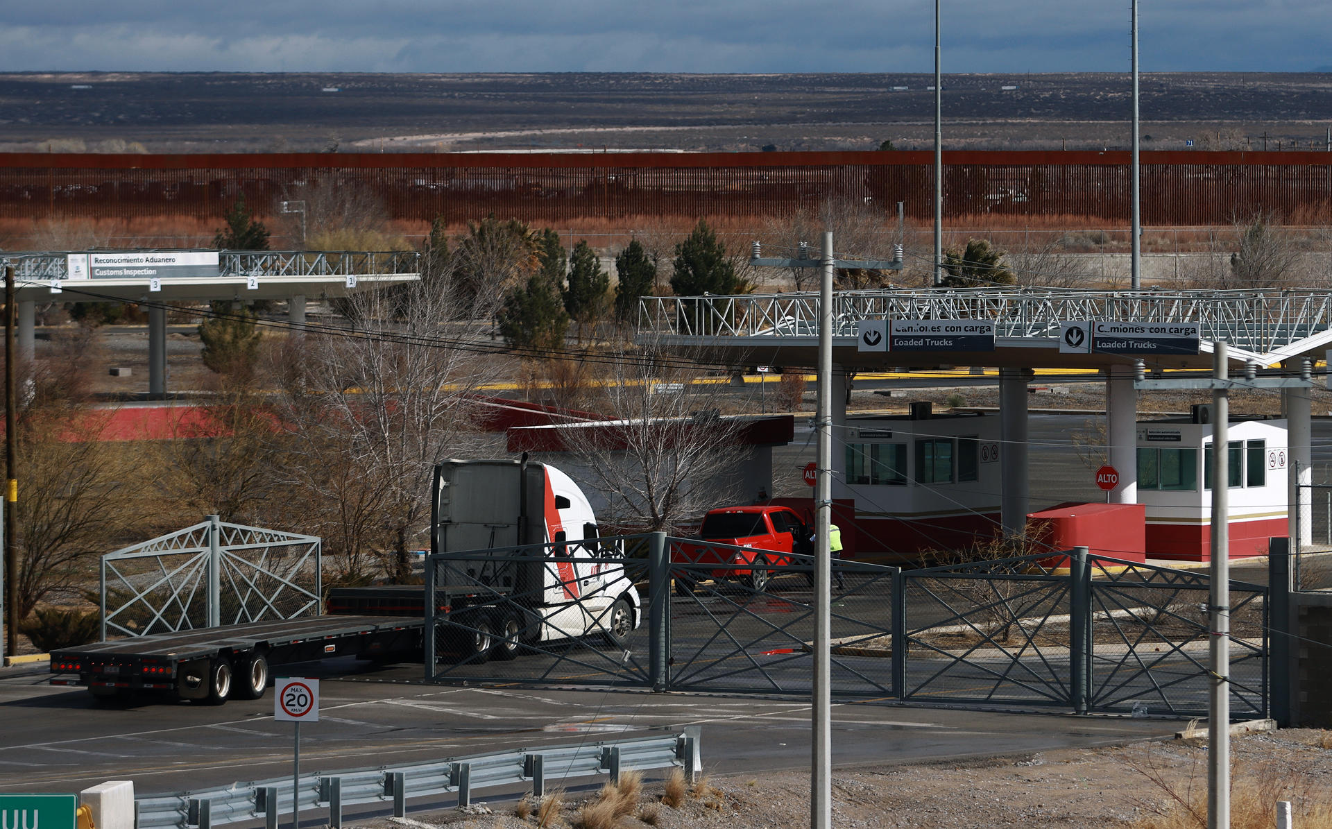 Un vehículo transita por el área de carga de Puente de Tornillo, el 8 de febrero de 2024, en Ciudad Juárez (México). EFE/Luis Torres
