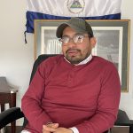 Álex Hernández, quien fuera uno de los líderes del movimiento opositor Unidad Nacional Azul y Blanco, habla con EFE durante una entrevista el 02 de febrero de 2024 en su casa, una vivienda en el estado de Maryland, a media hora de Washington (EE- UU). EFE/Paula Escalada