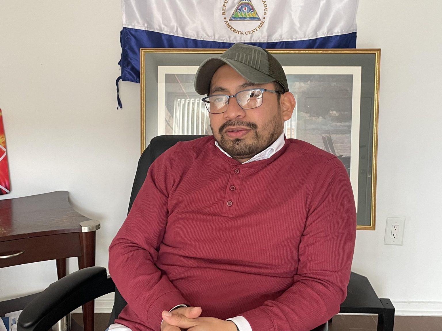 Álex Hernández, quien fuera uno de los líderes del movimiento opositor Unidad Nacional Azul y Blanco, habla con EFE durante una entrevista el 02 de febrero de 2024 en su casa, una vivienda en el estado de Maryland, a media hora de Washington (EE- UU). EFE/Paula Escalada