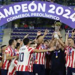 El seleccionador de Paraguay Carlos Jara Saguier (c) celebra con el trofeo al ganar el Torneo Preolímpico Sudamericano Sub-23, el 11 de febrero de 2024, en el estadio Nacional Brígido Iriarte en Caracas (Venezuela). EFE/ Rayner Peña R