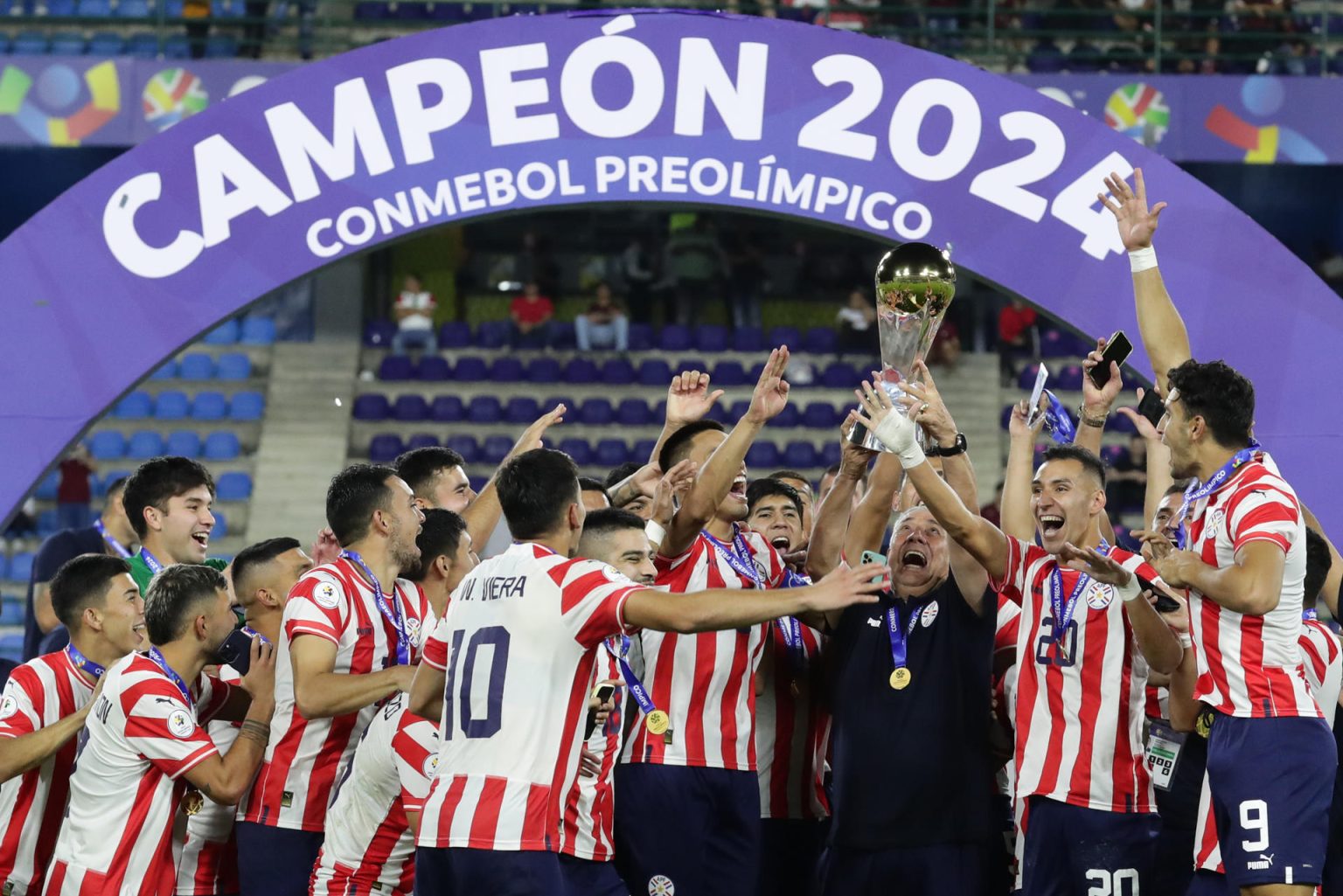 El seleccionador de Paraguay Carlos Jara Saguier (c) celebra con el trofeo al ganar el Torneo Preolímpico Sudamericano Sub-23, el 11 de febrero de 2024, en el estadio Nacional Brígido Iriarte en Caracas (Venezuela). EFE/ Rayner Peña R