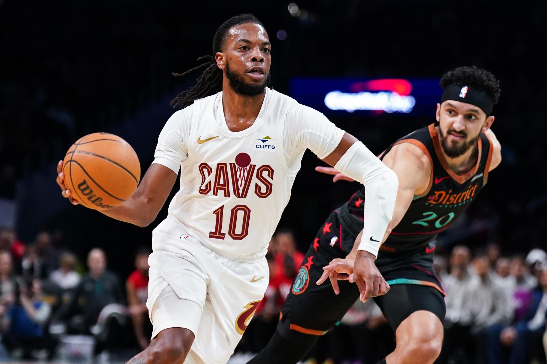 Landry Shamet (d) de los Wizards y Darius Garland (i) de los Cleveland Cavaliers. EFE/EPA/WILL OLIVER
