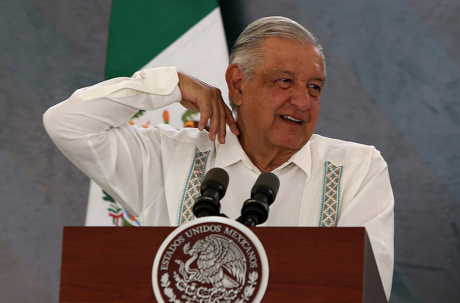 El Presidente de México, Andrés Manuel López Obrador, habla durante una rueda de prensa este jueves en Cancún (México). EFE/ Alonso Cupul