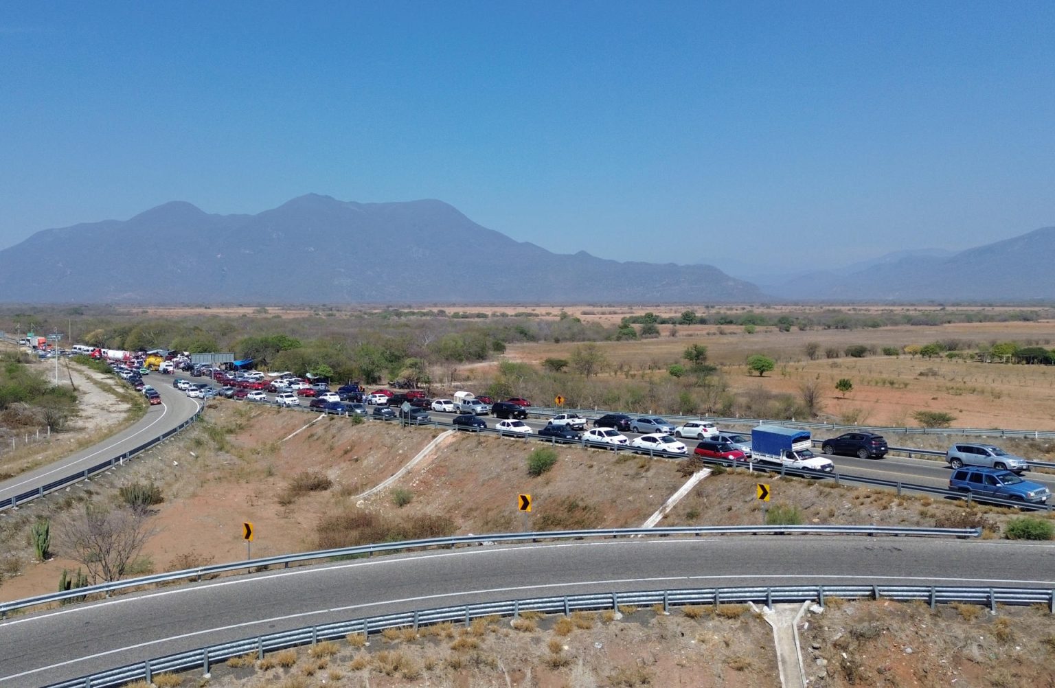 Fotografía tomada con un drone, que muestra un bloqueo de Maestros disidentes de la Coordinadora Nacional de los Trabajadores de la Educación (CNTE) hoy lunes en la ciudad de Tehuantepec en Oaxaca (México).  EFE/Jesús Méndez