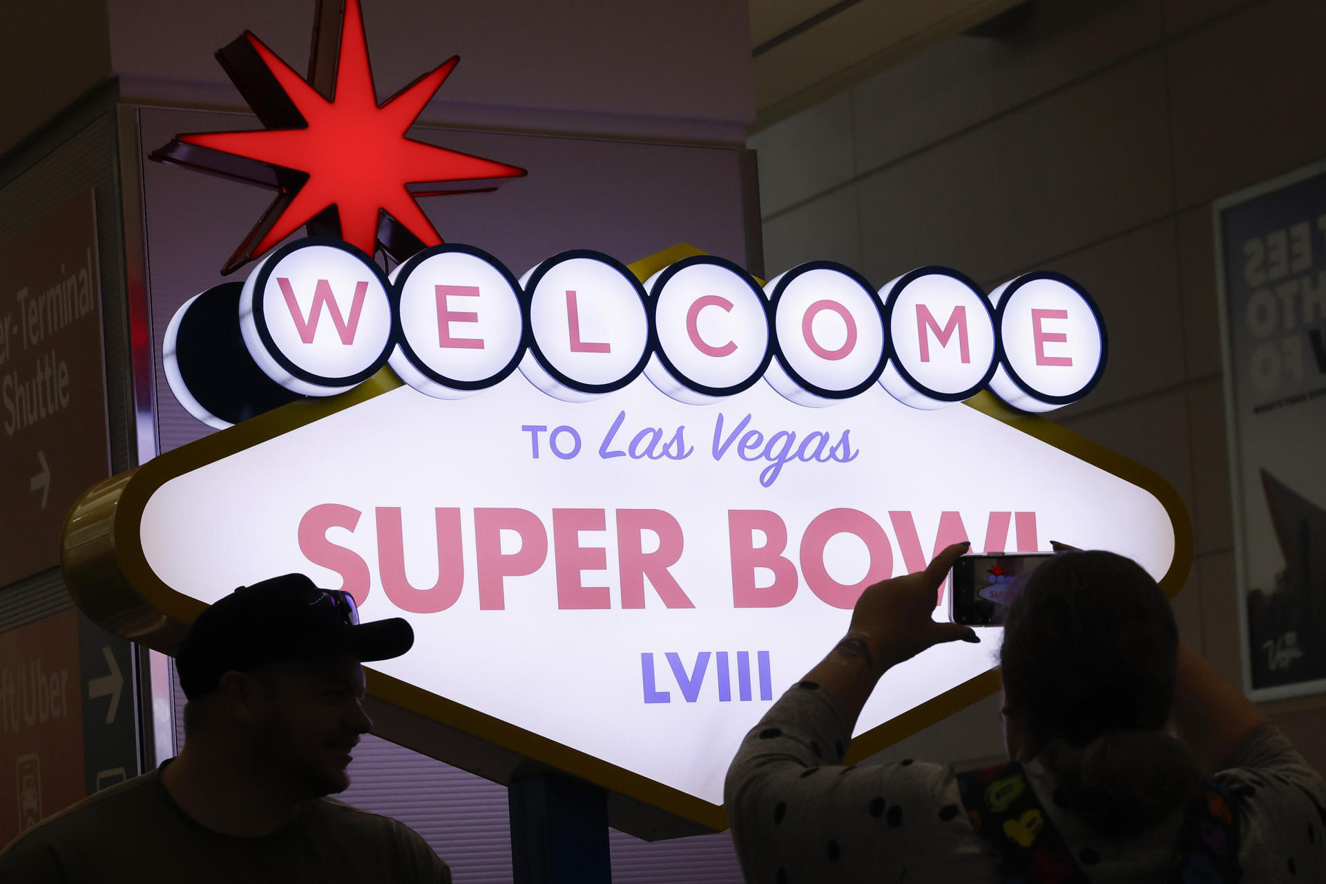 Aficionados observan un cartel de bienvenida al Super Bowl LVIII en el área de recogida de equipajes del Aeropuerto Internacional Harry Reid, el 6 de febrero de 2024, en Las Vegas, Nevada (Estados Unidos). EFE/John G. Mabanglo
