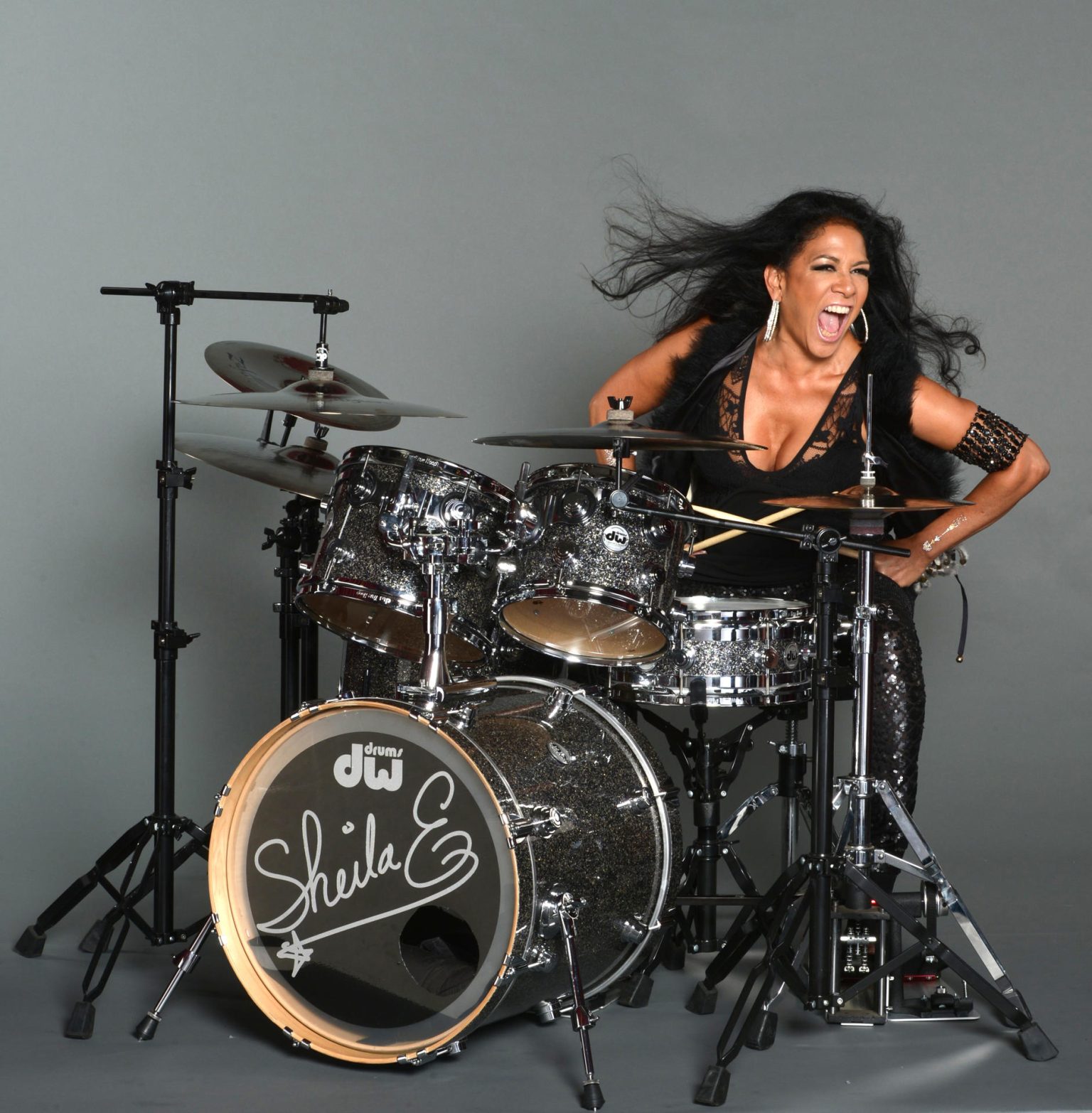 Fotografía sin fecha cedida por City Parks Foundation donde aparece la estadounidense Sheila E., conocida como la reina de la percusión, quien rinde homenaje a la legendaria Celia Cruz con el lanzamiento el próximo 23 de febrero del sencillo 'Bemba colorá', incluido en su álbum de salsa 'Bailar', y en el que colaboran Gloria Estefan y Mimy Succar. EFE/City Parks Foundation /SOLO USO EDITORIAL /NO VENTAS /SOLO DISPONIBLE PARA ILUSTRAR LA NOTICIA QUE ACOMPAÑA /CRÉDITO OBLIGATORIO