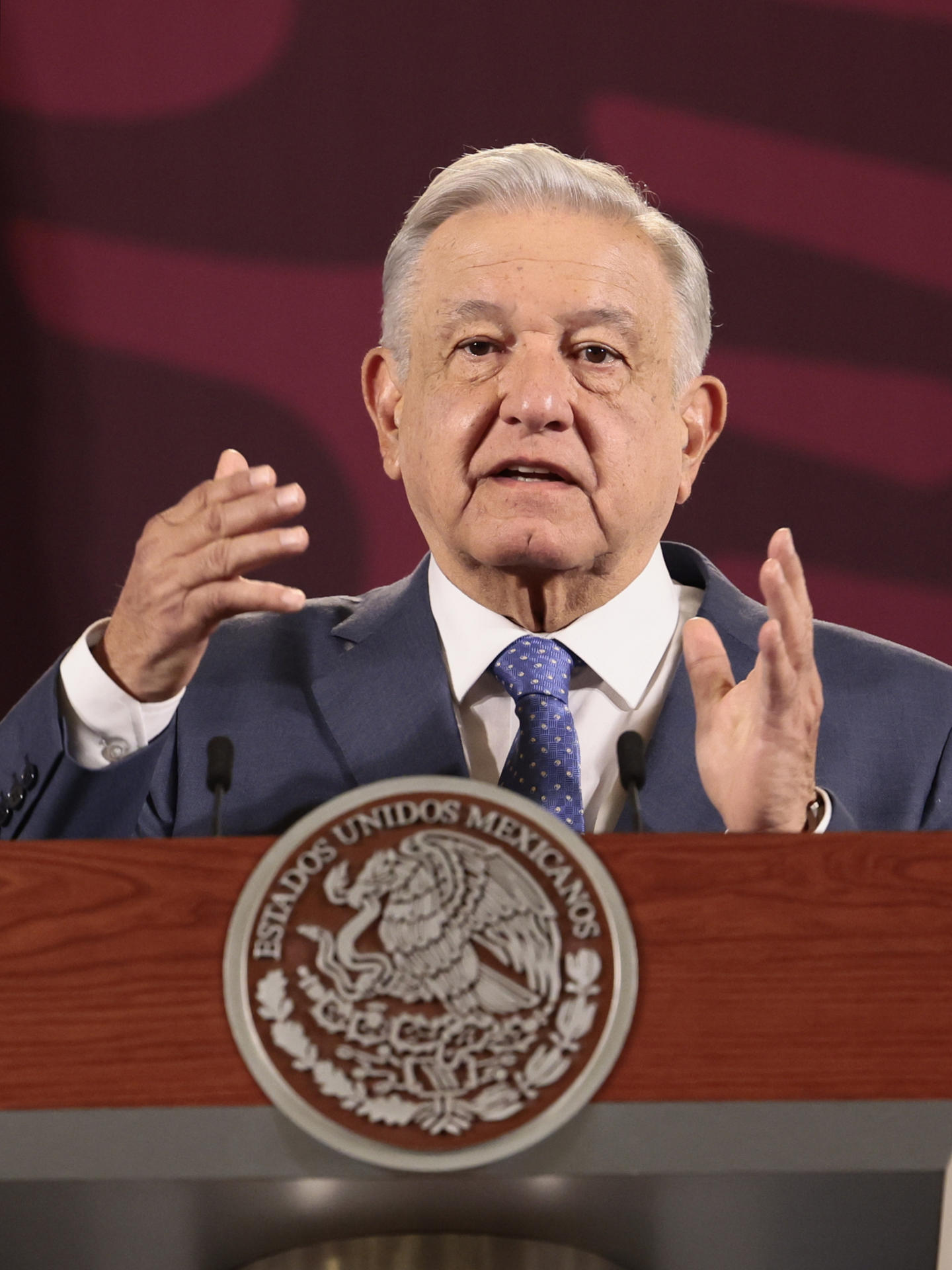 El presidente de México, Andrés Manuel López Obrador, habla durante su conferencia de prensa matutina hoy, en el Palacio Nacional de la Ciudad de México (México). EFE/ José Méndez
