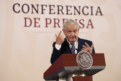 El presidente de México, Andrés Manuel López Obrador, habla durante su conferencia de prensa matutina este viernes en el Palacio Nacional de la Ciudad de México (México). EFE/ José Méndez